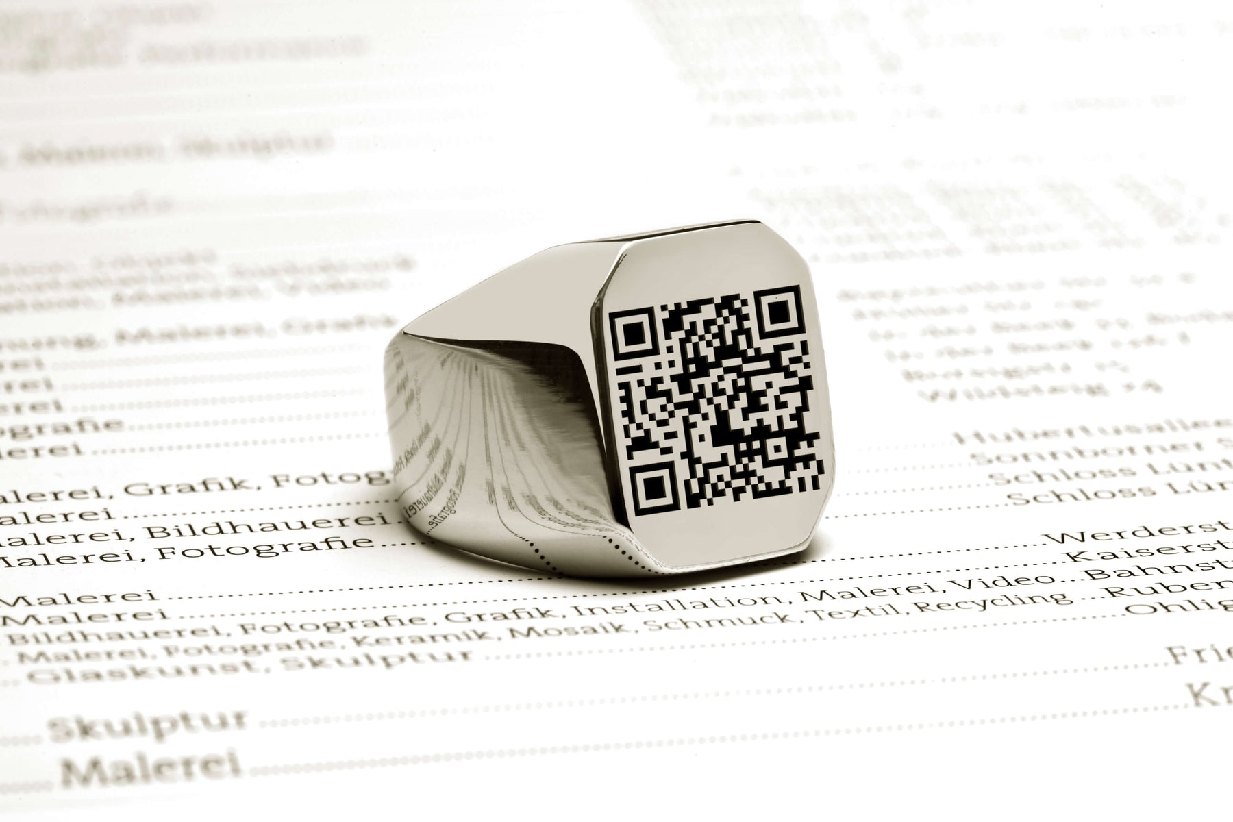 QR-Code-Ring mit Visitenkarte