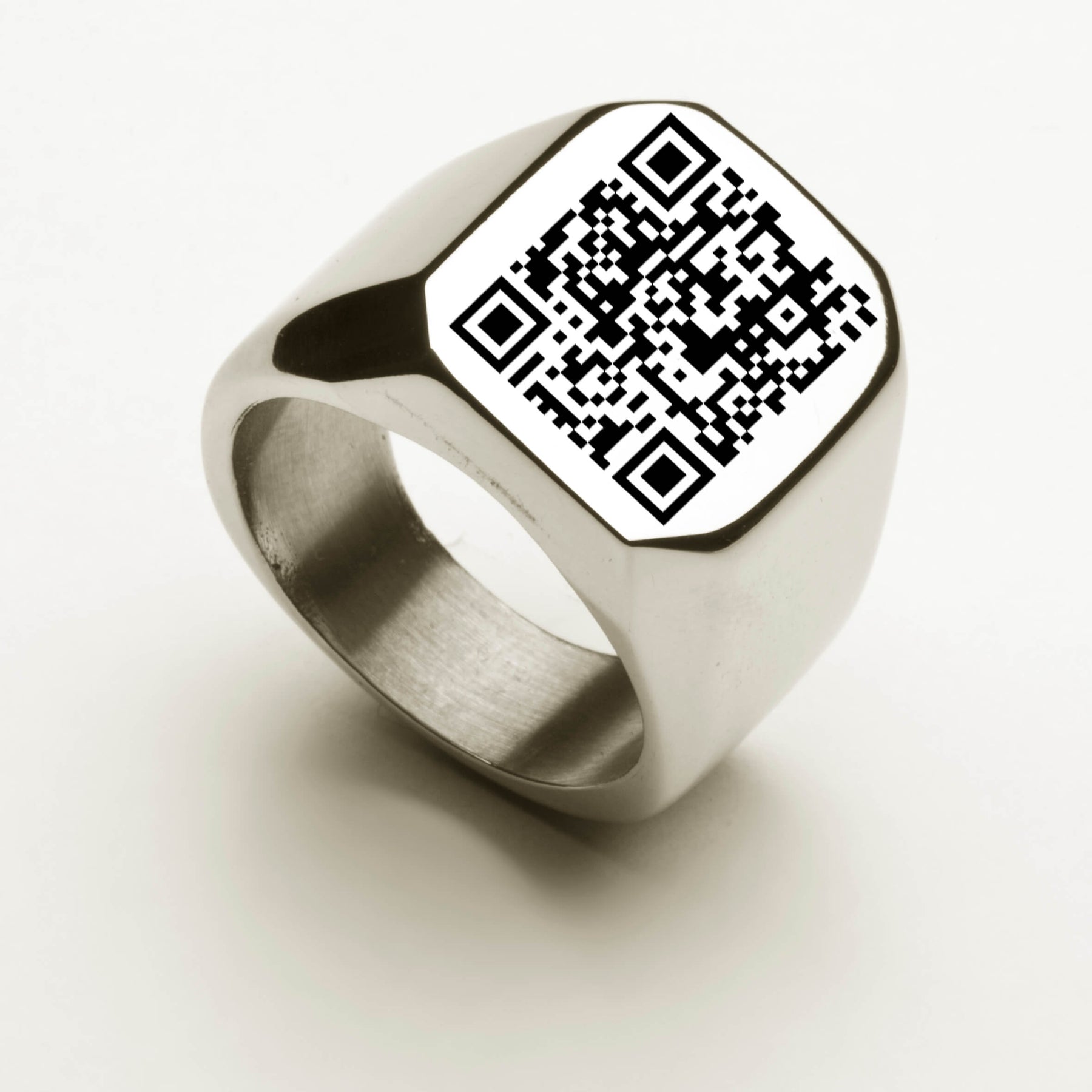 QR-Code-Ring mit Visitenkarte